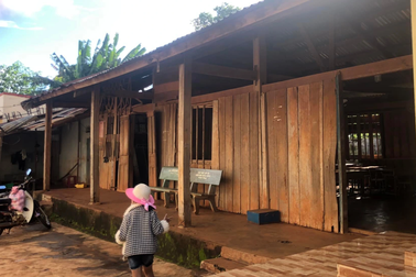 Bất ngờ trường chuẩn quốc gia nhưng phòng học tuềnh toàng