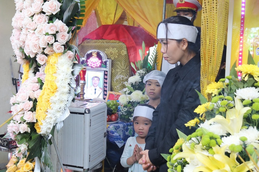 Thăng hàm Thiếu tá cho Phó đội trưởng hy sinh khi truy bắt tội phạm - 2 Thăng hàm Thiếu tá cho Phó đội trưởng hy sinh khi truy bắt tội phạm - 2