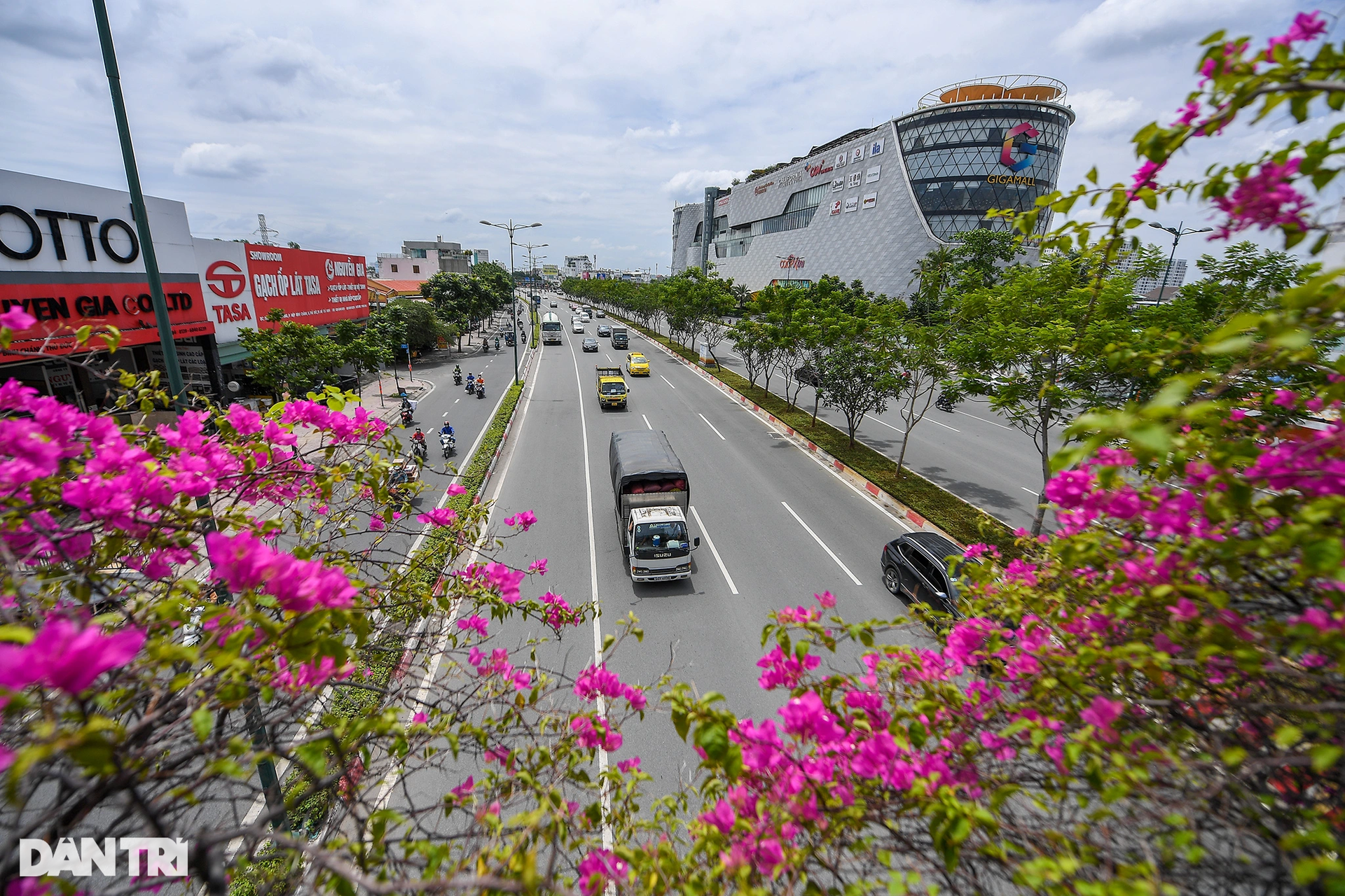 Cảnh đối lập khang trang - nhếch nhác ở các cầu vượt bộ hành tại TPHCM - 5 Cảnh đối lập khang trang - nhếch nhác ở các cầu vượt bộ hành tại TPHCM - 5