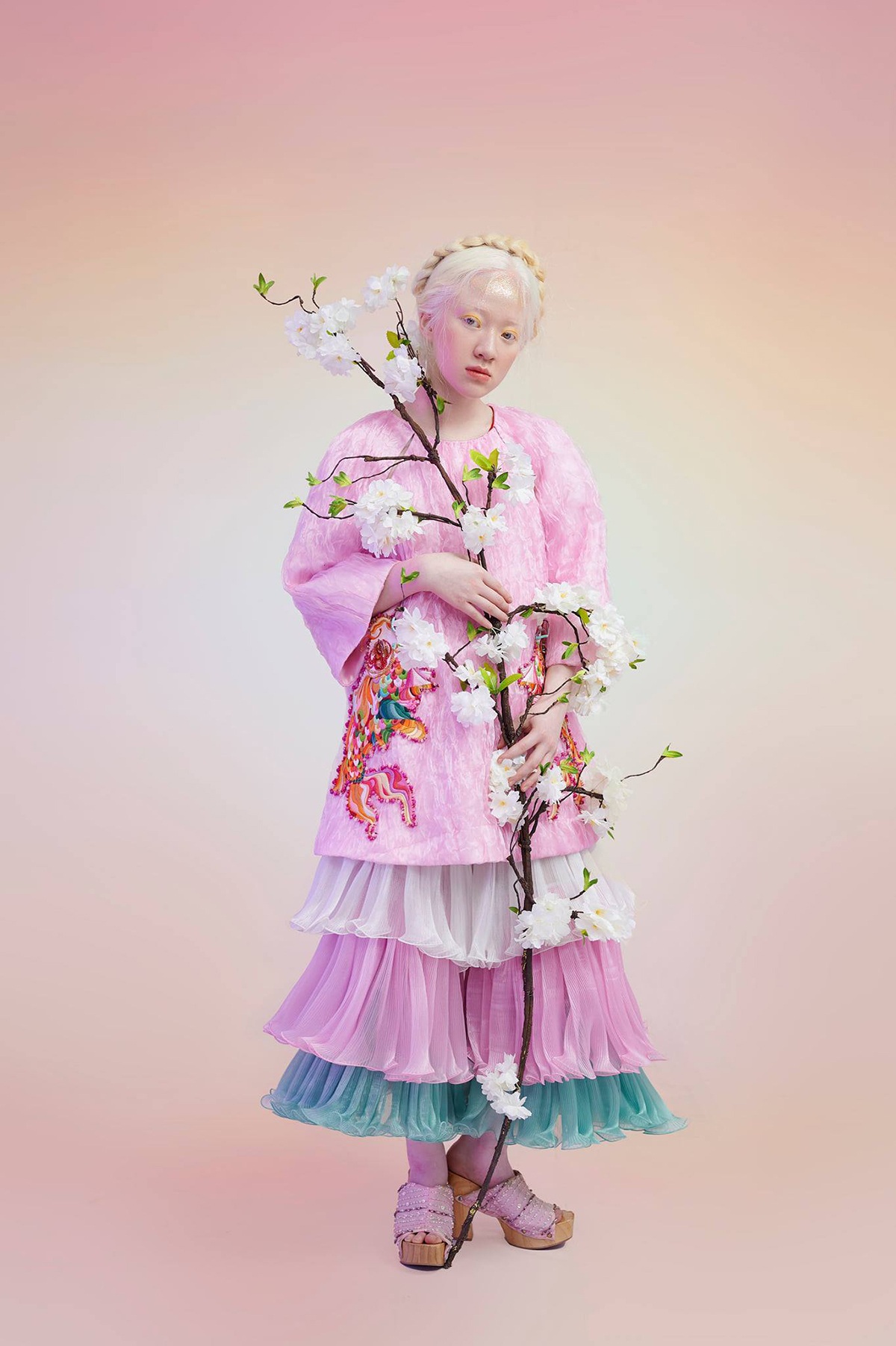 Nữ sinh bạch tạng thành mẫu ảnh đắt khách - 8 Nữ sinh bạch tạng thành mẫu ảnh đắt khách - 8