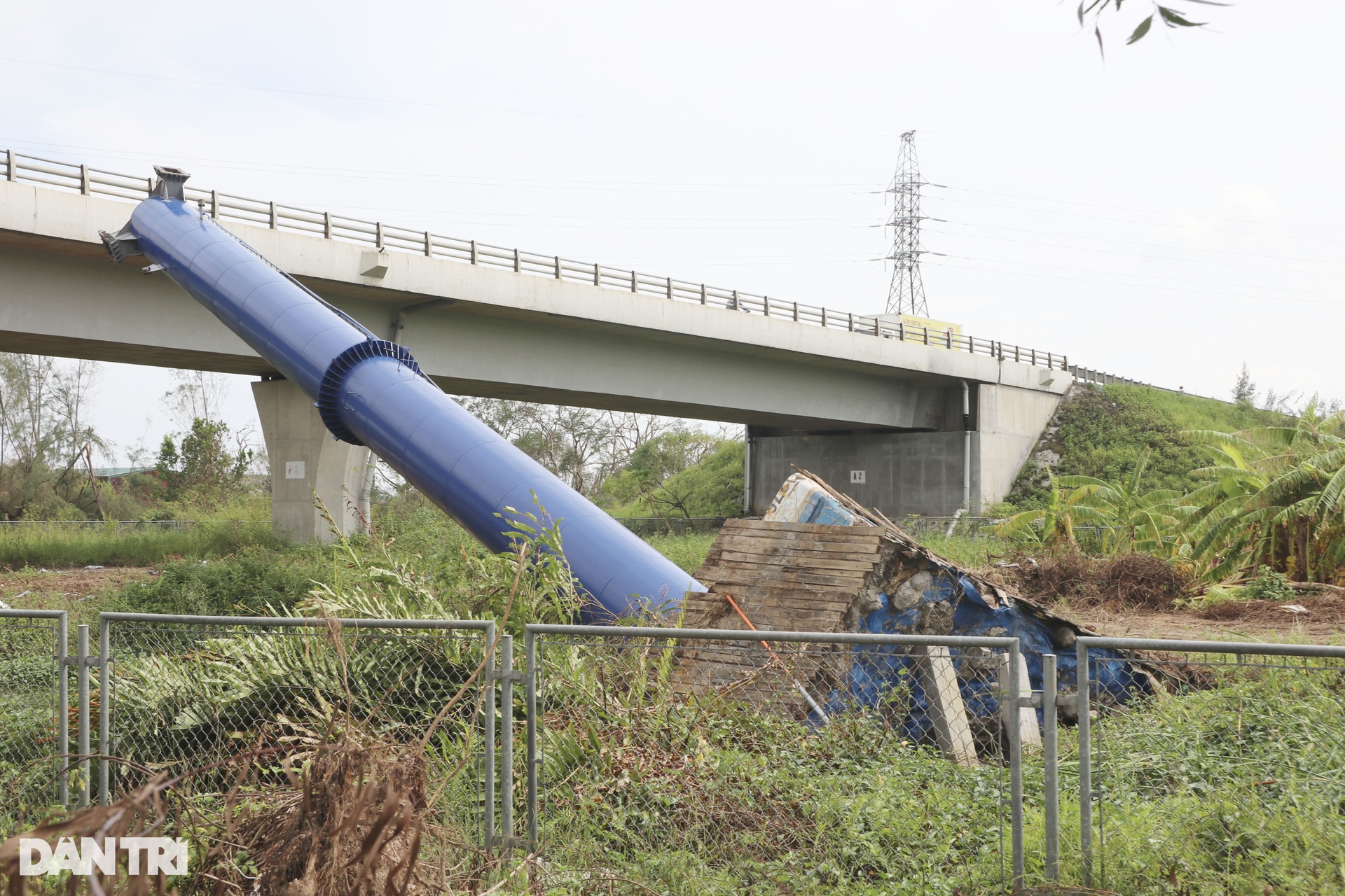 Hàng loạt cột biển quảng cáo cỡ lớn dọc cao tốc Hà Nội - Hải Phòng gãy đổ - 11 Hàng loạt cột biển quảng cáo cỡ lớn dọc cao tốc Hà Nội - Hải Phòng gãy đổ - 11