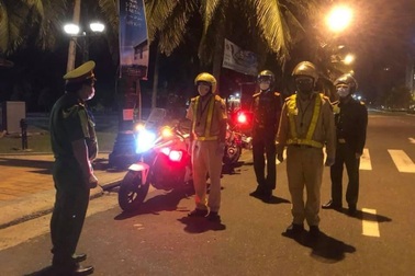 Nữ cán bộ chống dịch: "Con công an, ba mẹ trực chiến, ở nhà tự chăm nhau"