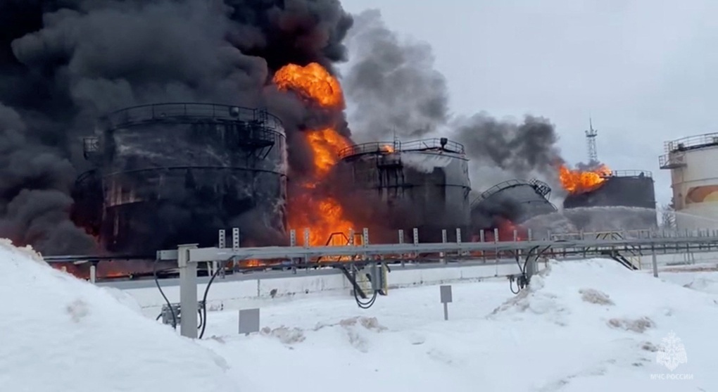 Ukraine tuyên bố tấn công hơn 30 cơ sở dầu khí của Nga - 1