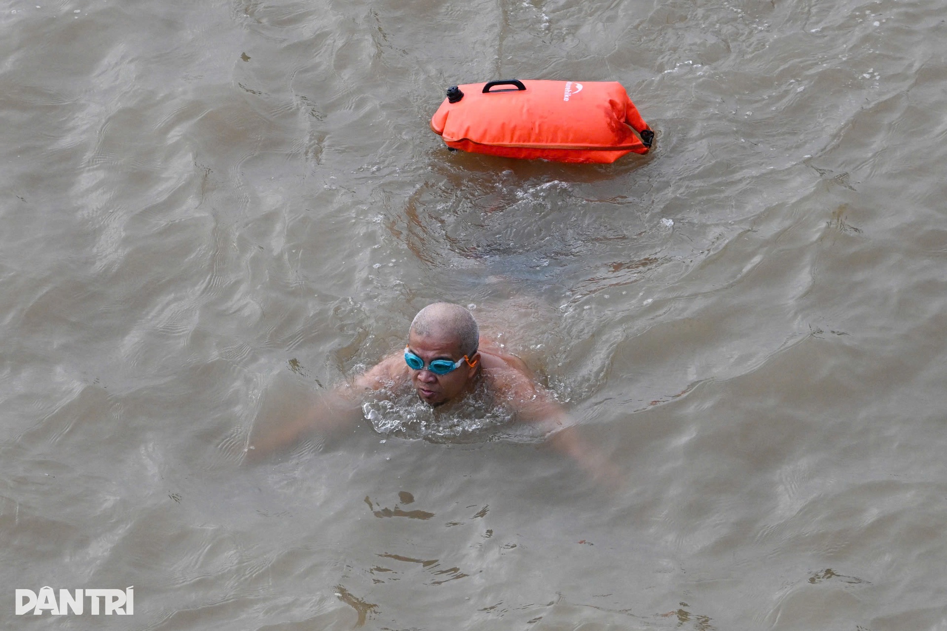 Người Hà Nội khoác áo ấm trong ngày gió lạnh tràn về - 5 Người Hà Nội khoác áo ấm trong ngày gió lạnh tràn về - 5