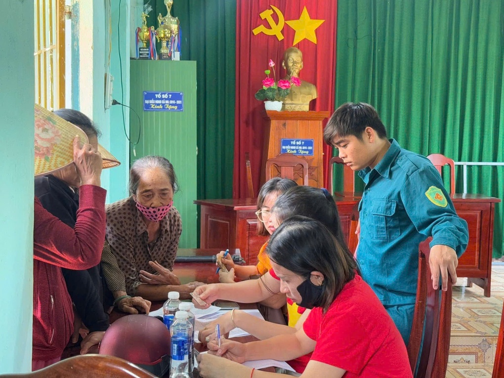 Nhận 100.000 đồng dịp Quốc khánh: Người dân vui như Tết, rủ cả xóm đi - 5 Nhận 100.000 đồng dịp Quốc khánh: Người dân vui như Tết, rủ cả xóm đi - 5