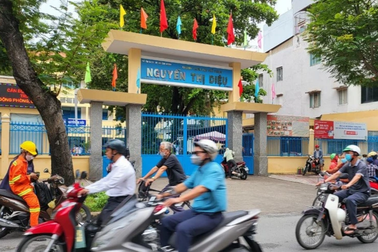 Theo lệnh cô, 6 học sinh lớp 12 cầm roi đánh vào mông bạn học giữa lớp