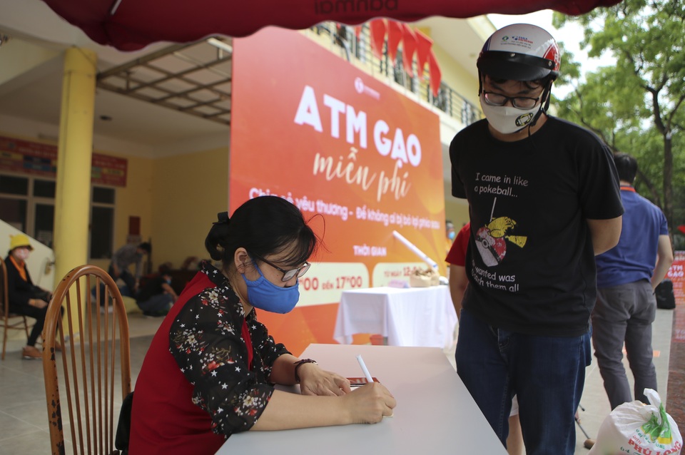 Người dân Hà Nội ùn ùn chở gạo tới góp sức ATM gạo - 3 Người dân Hà Nội ùn ùn chở gạo tới góp sức ATM gạo - 3