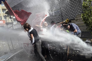 Bom xăng, vòi rồng bay vùn vụt tại Thổ Nhĩ Kỳ