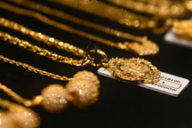 Sự khác lạ trên thị trường: Vàng trong nước và thế giới đi ngang