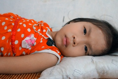 Bé 5 tuổi mắc bệnh teo cơ hóa tủy hiếm gặp