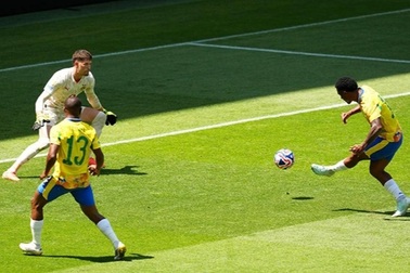 Cầu thủ gây sốt khi độc diễn ghi bàn từ sân nhà ở FIFA Club World Cup