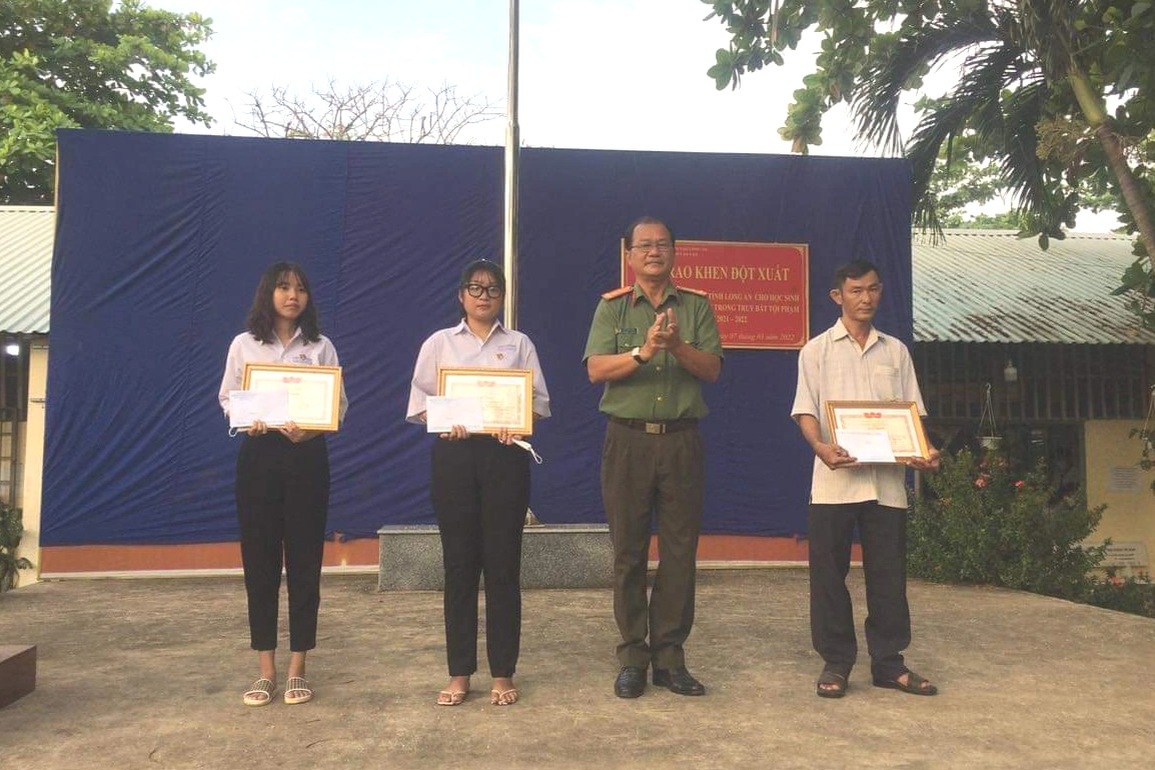 Khen thưởng nữ sinh tung chưởng hạ gục hai tên cướp - 1 Khen thưởng nữ sinh tung chưởng hạ gục hai tên cướp - 1