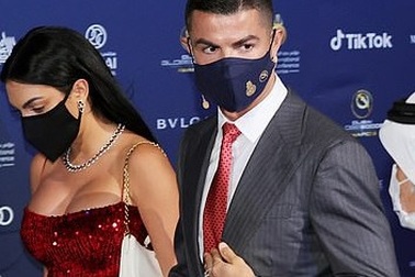 Bạn gái Ronaldo bốc lửa trên thảm đỏ