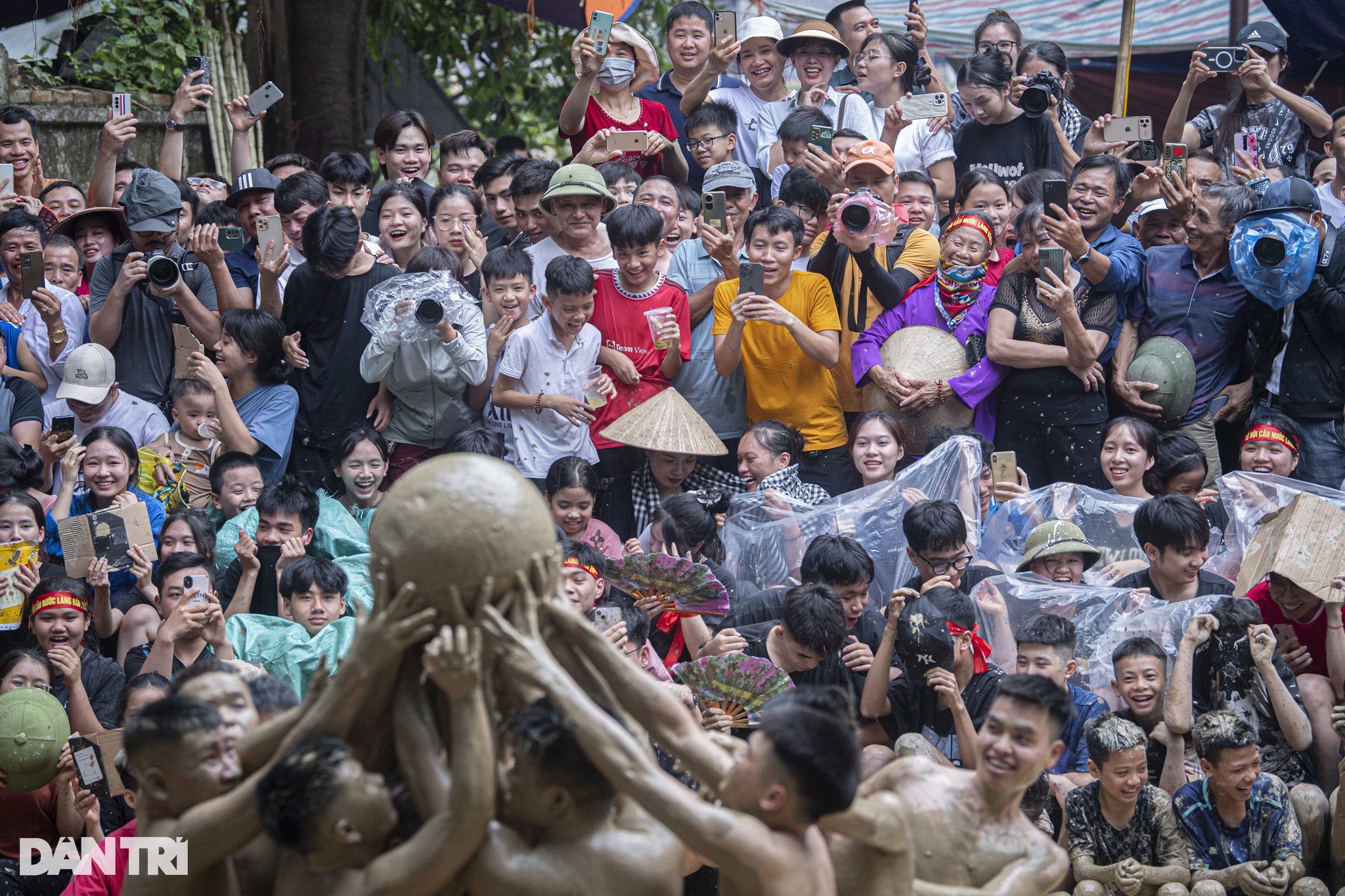 Hàng nghìn người lấm lem bùn đất hào hứng cổ vũ hội vật cầu ở Bắc Giang - 4