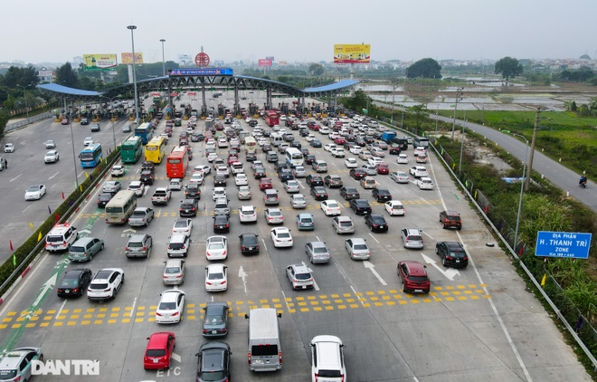 Hàng vạn người đổ về Thủ đô trong ngày nghỉ Tết Nguyên đán cuối cùng - 5 Hàng vạn người đổ về Thủ đô trong ngày nghỉ Tết Nguyên đán cuối cùng - 5
