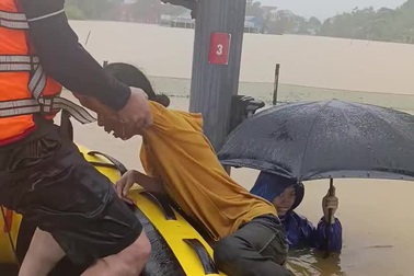 Người đàn ông cứu mẹ con bám cột điện nhiều giờ giữa dòng nước lũ ở Huế