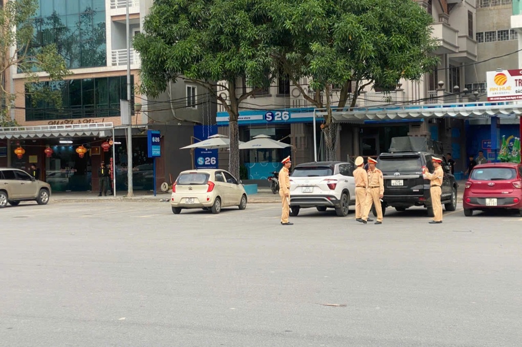 Cảnh sát xuất hiện tại nhà riêng của một doanh nhân nổi tiếng ở Thanh Hóa - 2 Cảnh sát xuất hiện tại nhà riêng của một doanh nhân nổi tiếng ở Thanh Hóa - 2