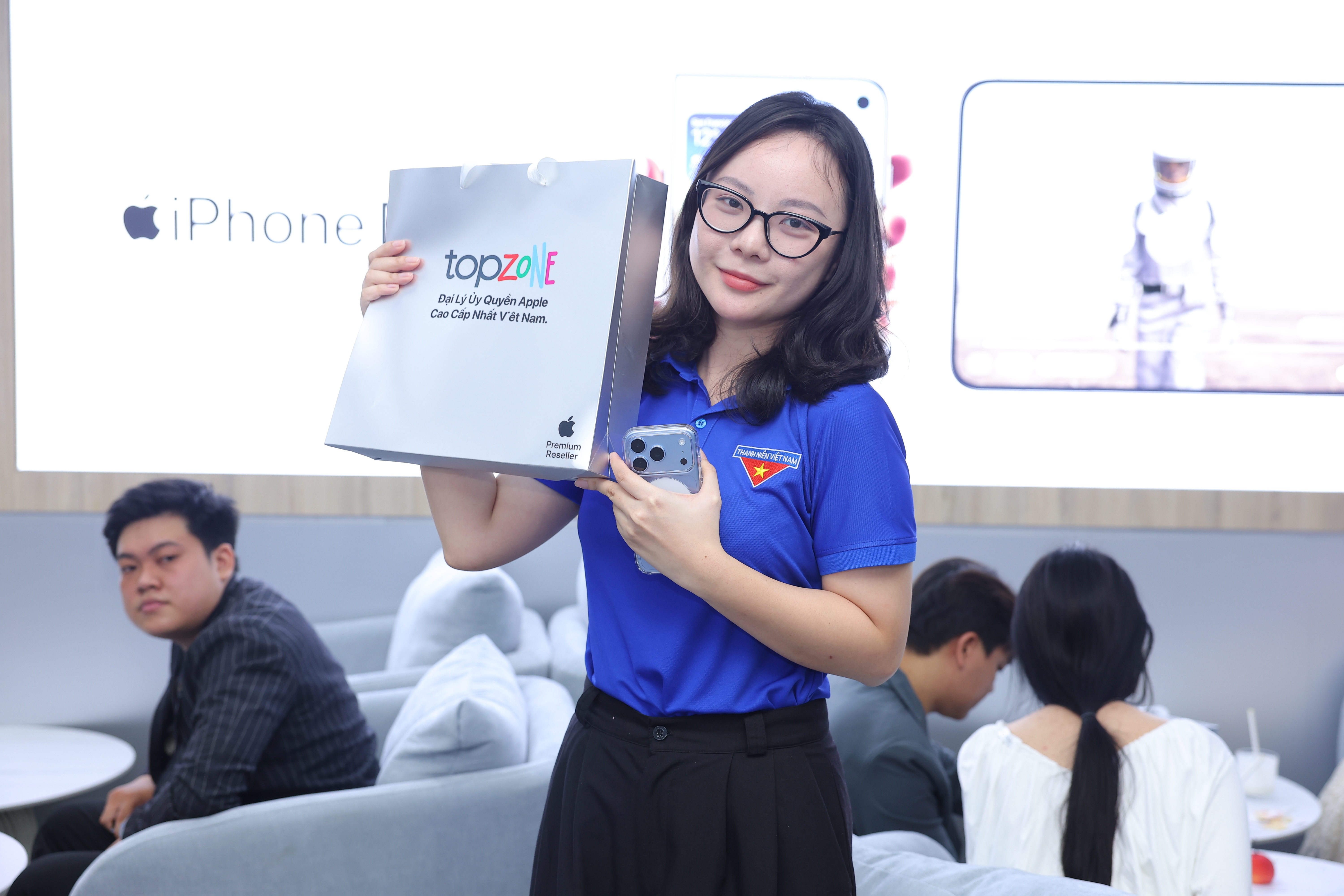 Cảm nhận của những khách hàng đầu tiên sở hữu iPhone Duo tại TopZone - 4