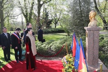 Chủ tịch Quốc hội đặt hoa tại Tượng đài Chủ tịch Hồ Chí Minh ở thành phố Montreuil, Pháp