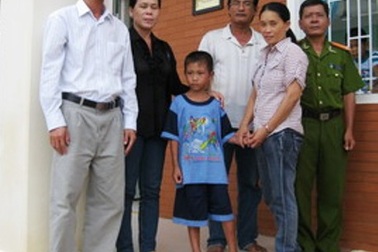 Cháu bé bị mẹ kế bạo hành đã vào làng trẻ SOS