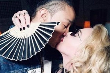 Madonna hết lời khen bồ kém 35 tuổi