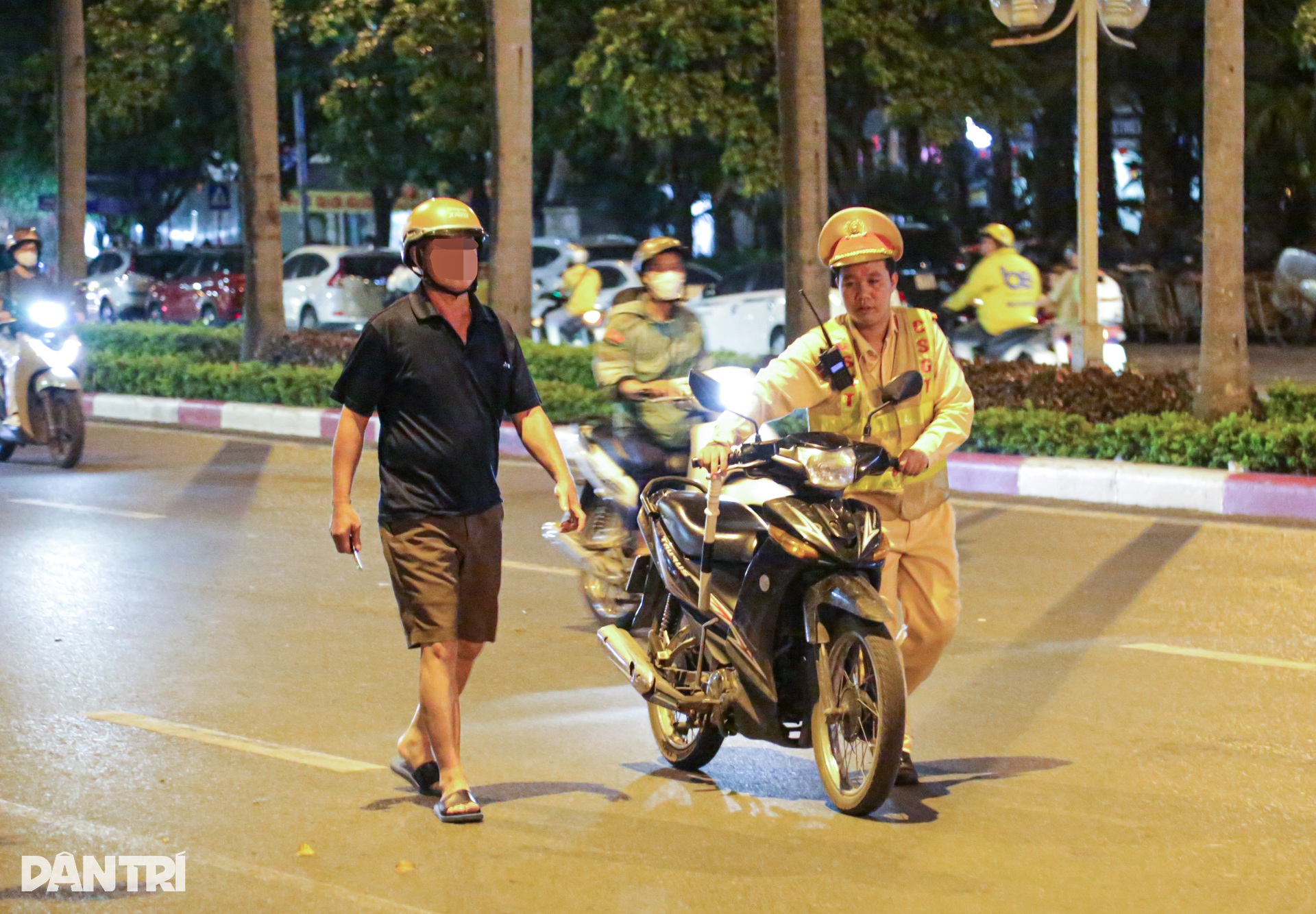 CSGT lập chốt gần quán nhậu, đón lõng xử lý nhiều tài xế vi phạm - 10