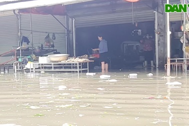 Chợ đầu mối lớn nhất Nghệ An ngập trong biển nước