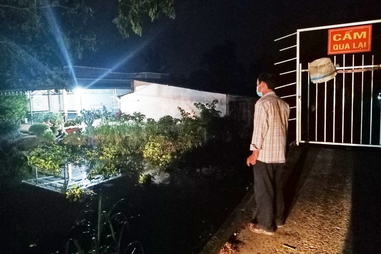 Đêm kiểm tra phòng dịch ở địa bàn giáp ranh vùng đỏ Sóc Trăng - 4 Đêm kiểm tra phòng dịch ở địa bàn giáp ranh vùng đỏ Sóc Trăng - 4
