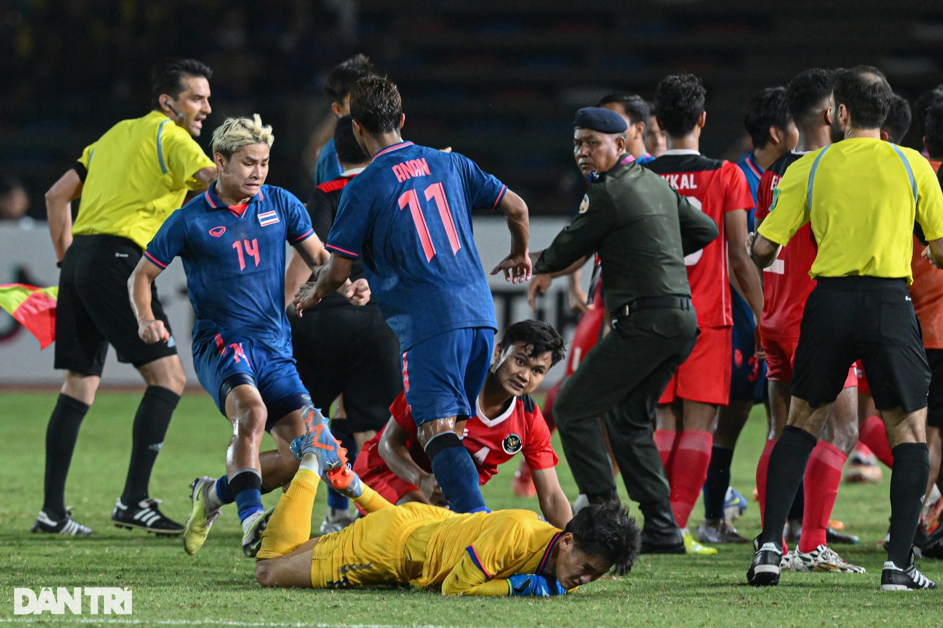 Toàn cảnh cuộc ẩu đả đáng xấu hổ trong trận chung kết bóng đá nam SEA Games - 13 Toàn cảnh cuộc ẩu đả đáng xấu hổ trong trận chung kết bóng đá nam SEA Games - 13
