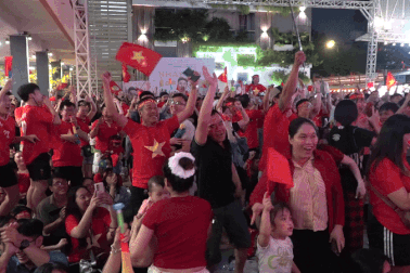 Cổ động viên TPHCM hò hét khi đội tuyển Việt Nam ghi bàn vào lưới Thái Lan