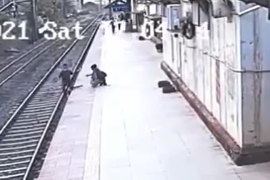 Chàng trai phản ứng cực nhanh cứu em bé trước mũi đoàn tàu