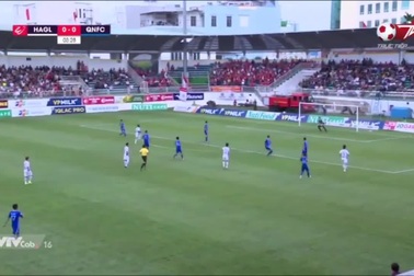 Công Phượng lập tuyệt phẩm vào lưới Quảng Nam