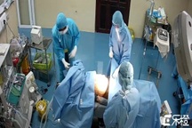 Cần Thơ: Phẫu thuật cứu bệnh nhân bị thủng dạ dày, mắc Covid-19