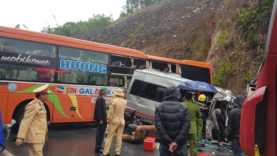 1 người chết, 6 người bị thương sau vụ 3 ô tô tông nhau - 2 1 người chết, 6 người bị thương sau vụ 3 ô tô tông nhau - 2