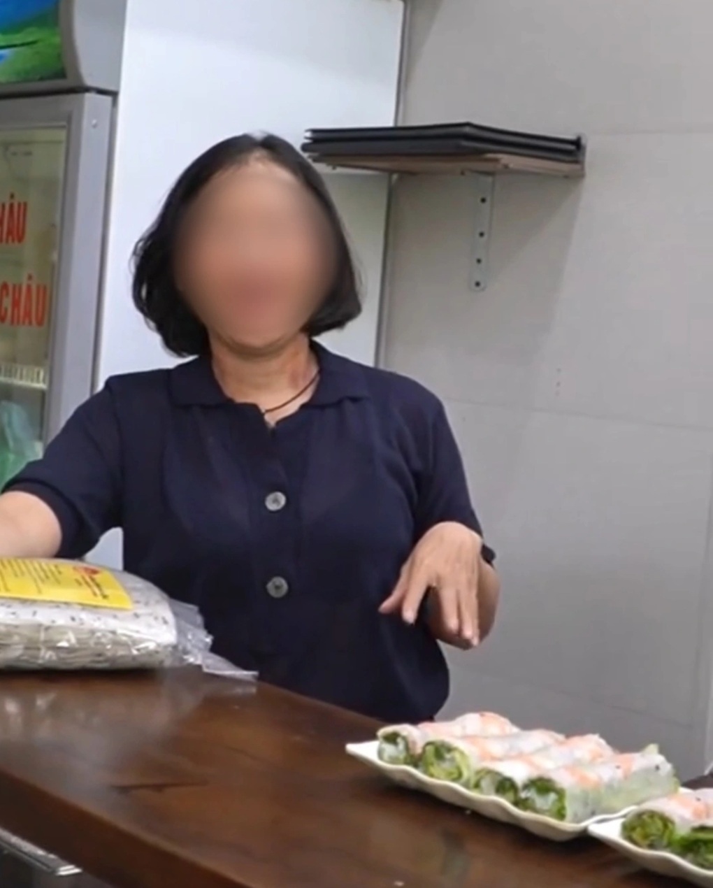 Kontrovers kring restaurangägare i Hanoi som säger att Tranh cãi chủ quán ở Hà Nội nói “khách lấy lại 1.000 đồng là không thoáng” - 1