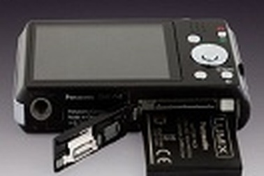 Cận cảnh bộ đôi máy ảnh Panasonic Lumix DMC–FH5 và FH2