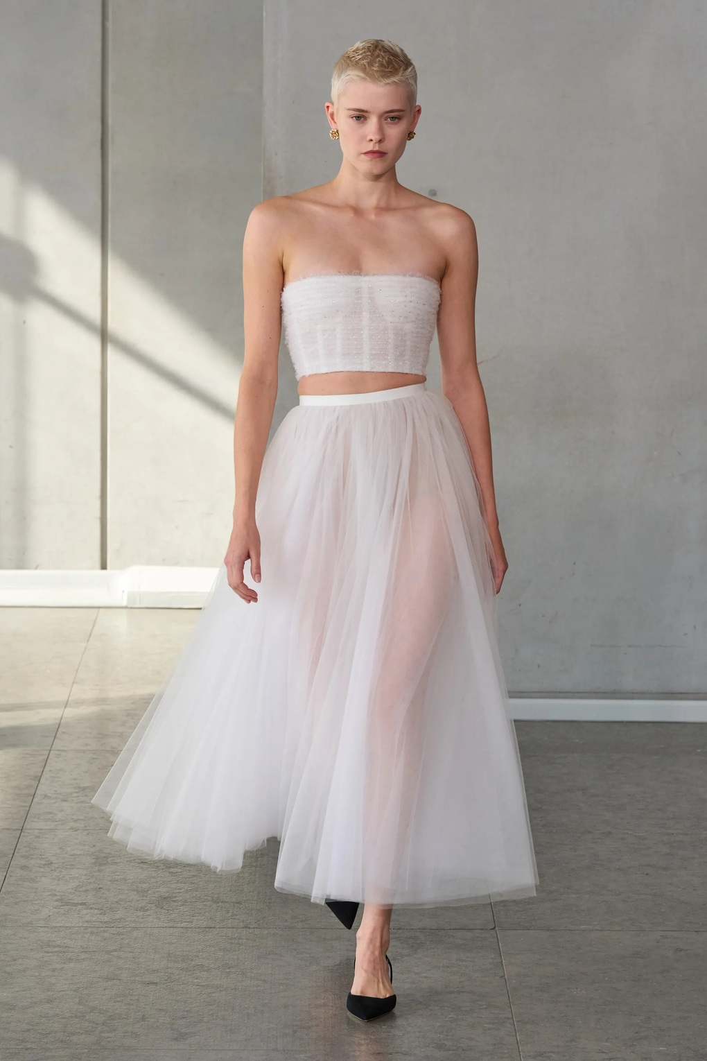 Bí kíp giúp phụ nữ mặc đẹp và quyến rũ với váy xuyên thấu - 1 Bí kíp giúp phụ nữ mặc đẹp và quyến rũ với váy xuyên thấu - 1