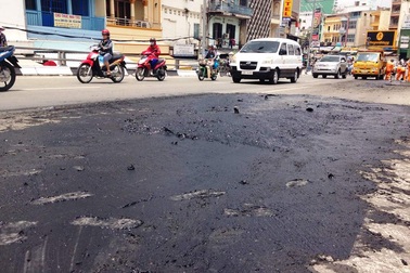 Xe ben "trút" bùn thải ra mặt cầu rồi bỏ chạy