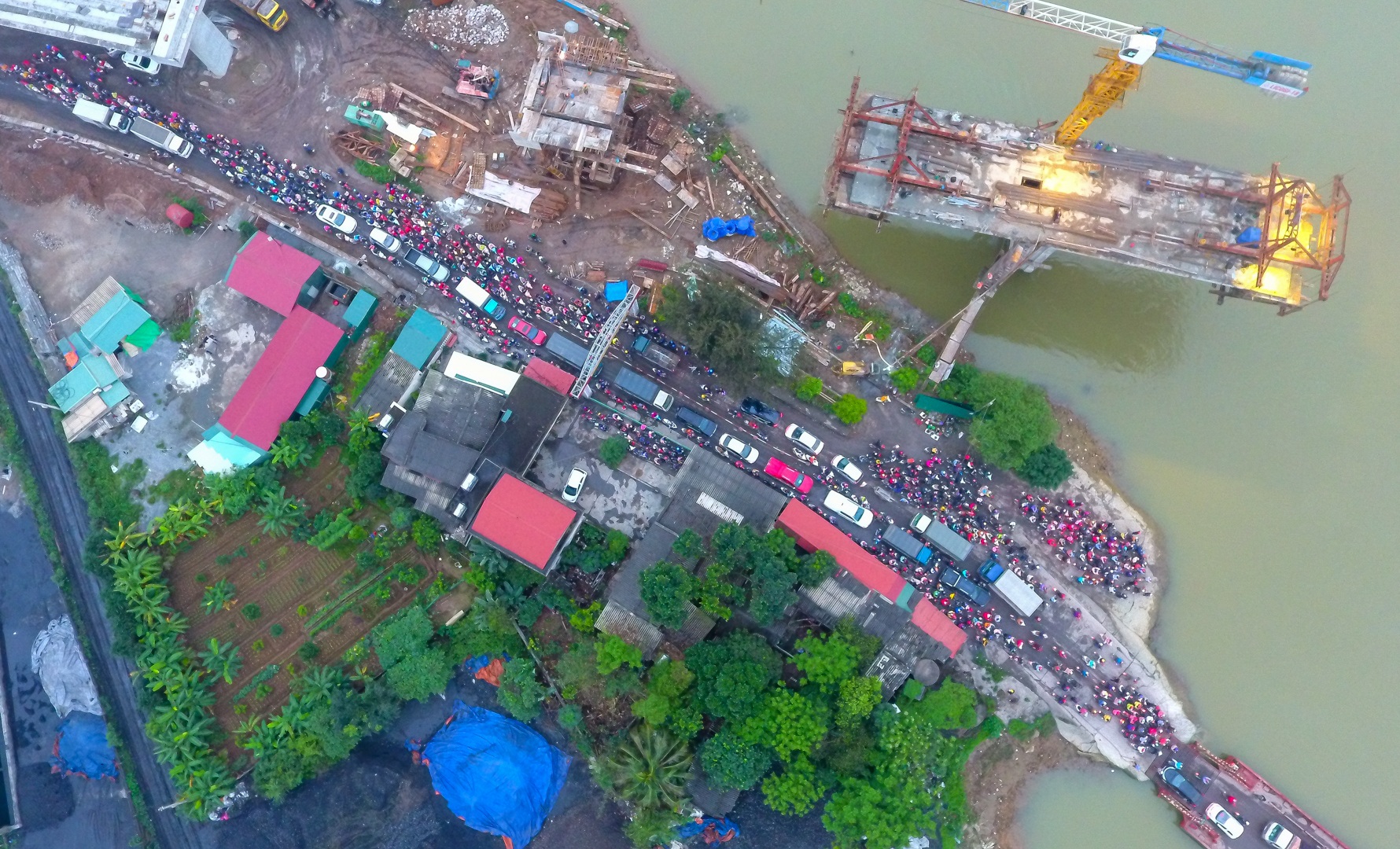 Hải Dương: Hàng ngàn người ùn ùn đợi phà giữa thời dịch Covid-19 - 18 Hải Dương: Hàng ngàn người ùn ùn đợi phà giữa thời dịch Covid-19 - 18