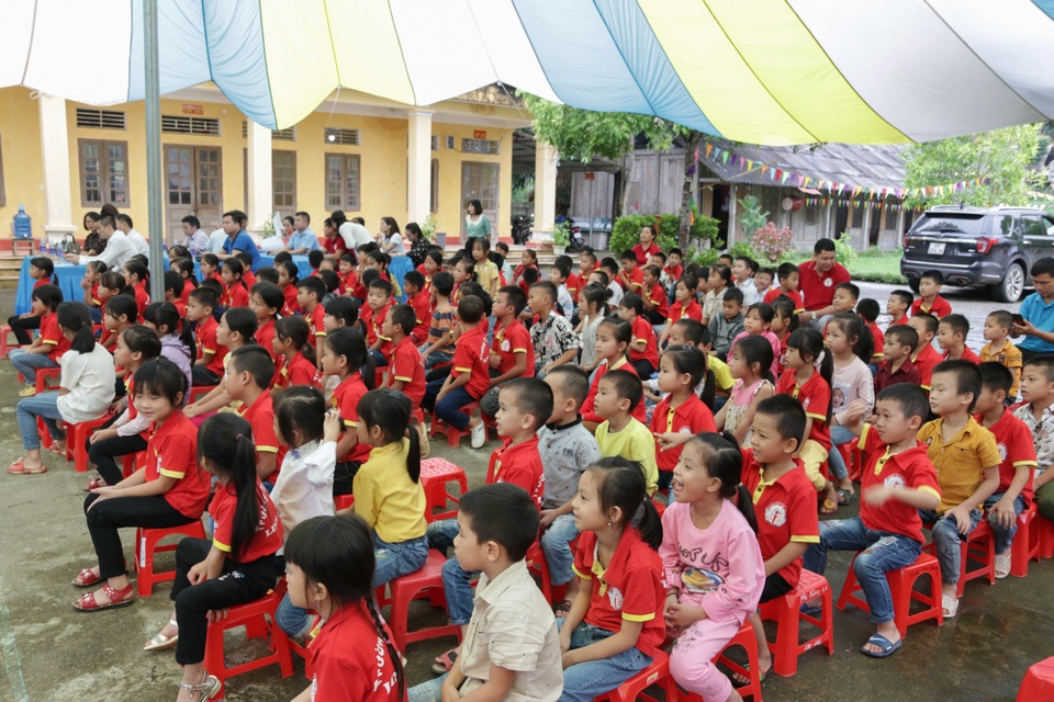Thầy trò không còn cảnh vừa dạy học, vừa lo lớp sập - 4 Thầy trò không còn cảnh vừa dạy học, vừa lo lớp sập - 4