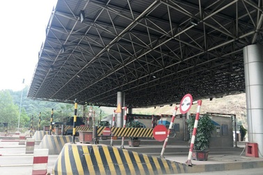 Trạm thu phí BOT “quá lãi” nên... bỏ hoang giữa quốc lộ?!