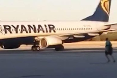 Sốc cảnh khách chạy đuổi theo máy bay đòi lên