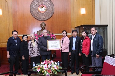 Tang lễ người hiến 5.000 lượng vàng: 300 triệu tiền phúng tặng người nghèo