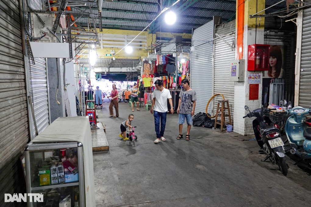 Tiểu thương chợ đêm gồng mình gánh lỗ: Hết cảnh thu 10 triệu đồng/ngày! - 2 Tiểu thương chợ đêm gồng mình gánh lỗ: Hết cảnh thu 10 triệu đồng/ngày! - 2