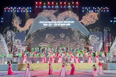 Hàng vạn người dự khai mạc năm du lịch quốc gia bắt buộc phải khai báo y tế