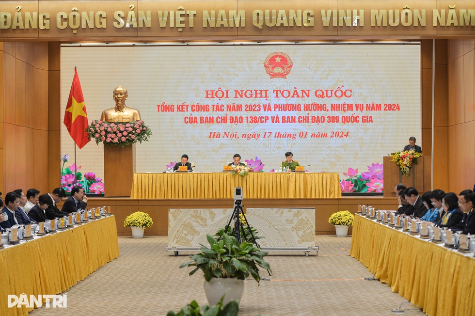 Toàn người thất nghiệp đi cướp ngân hàng nên nghĩ rất đơn giản - 1 Toàn người thất nghiệp đi cướp ngân hàng nên nghĩ rất đơn giản - 1