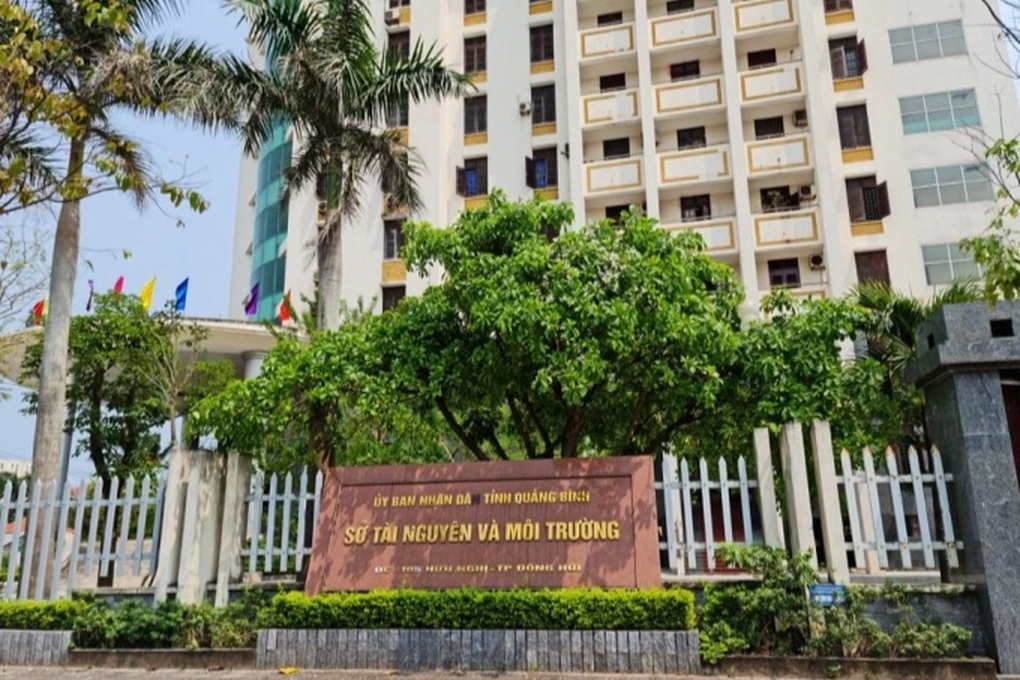 4 cán bộ Sở Tài nguyên và Môi trường Quảng Bình đánh bạc trong nhà hàng - 1 4 cán bộ Sở Tài nguyên và Môi trường Quảng Bình đánh bạc trong nhà hàng - 1