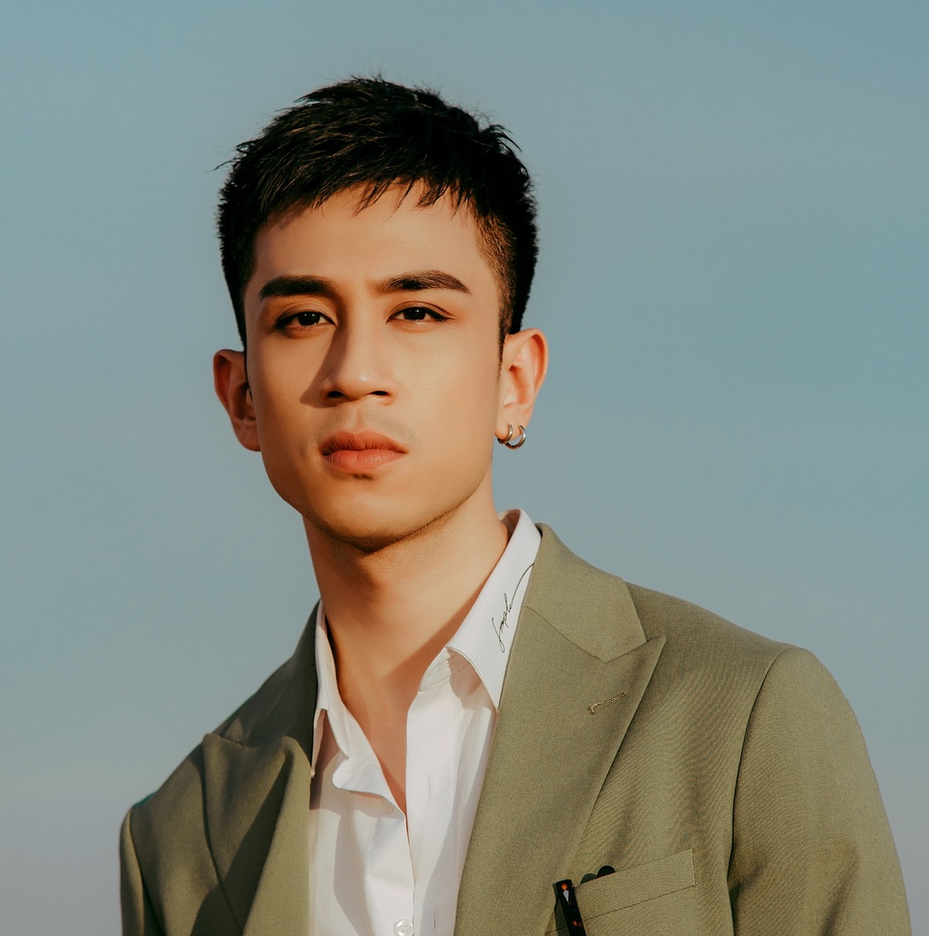 Video ca sĩ đội mưa hát không có khán giả gây xúc động và sự thật bất ngờ - 2 Video ca sĩ đội mưa hát không có khán giả gây xúc động và sự thật bất ngờ - 2