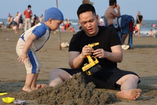 Hình ảnh trái ngược so với cùng thời điểm năm trước tại biển Sầm Sơn - 6