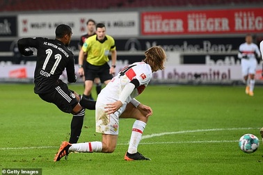 Lewandowski tỏa sáng giúp Bayern Munich lội ngược dòng hạ Stuttgart